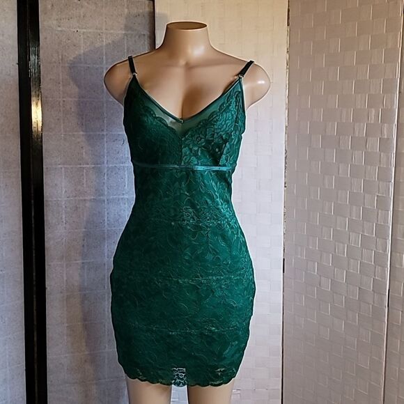 GUESS JOJO LACE BODYCON SLEEVELESS V-NECK MINI DRESS - Picture 4 of 11